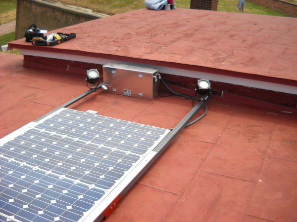 麦克亨利堡屋顶安装太阳能标志灯