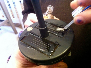 在小型太阳能板灯上清除指甲油